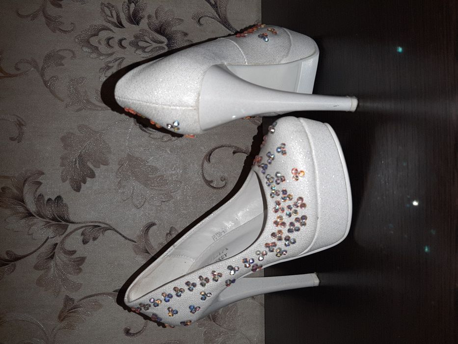 Продаю красивые свадебные туфли