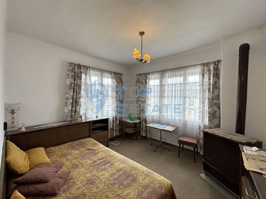 Двуетажна тухлена къща с гараж в с. Константин, област Велико Търново