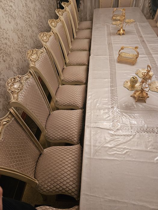 Продаются стол и стулья .