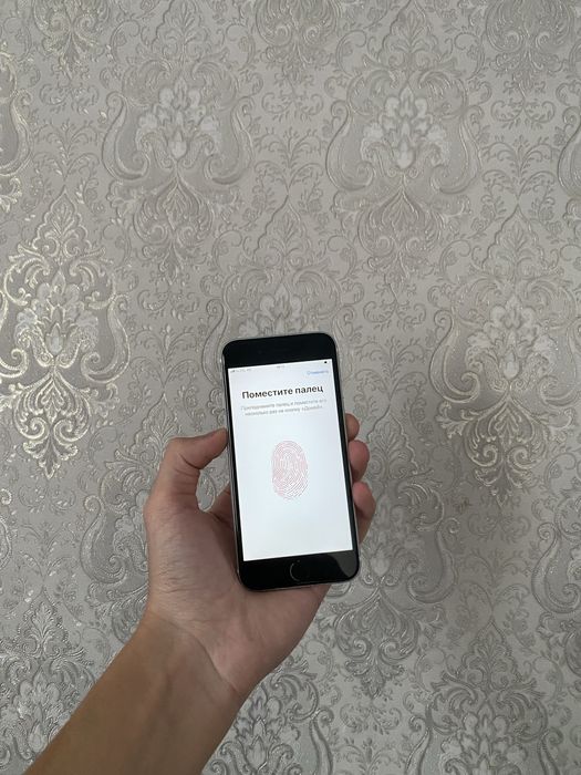 Продам срочно iPhone SE 64GB