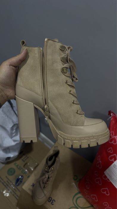 Ботинки бежевые на каблуке