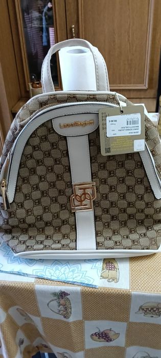 Vand adidași Guess   650lei , rucsac Laura Biagiotti 250 lei.   Portofel si curea Laura Biagiotti 200 lei