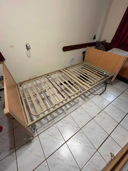 Електрическо болнично легло с актидекубитален матрак