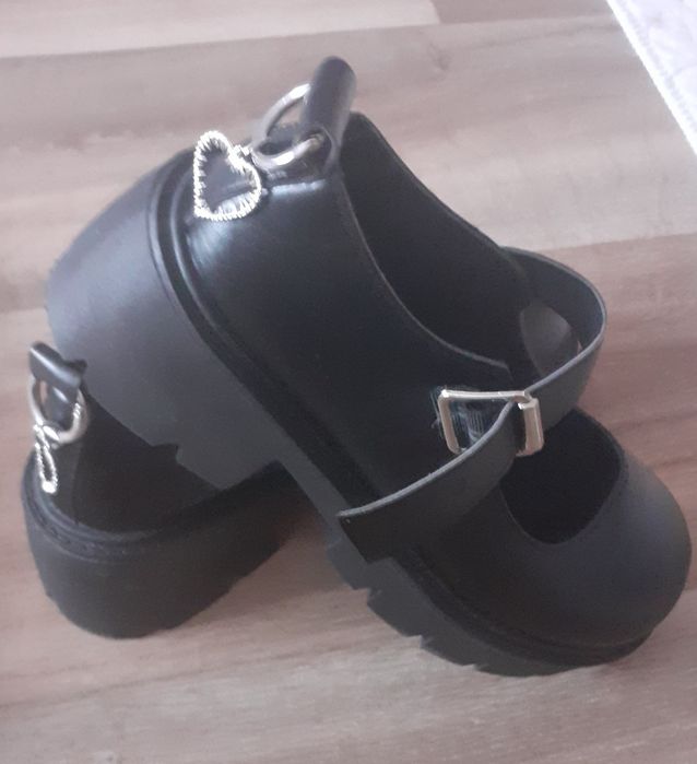 Чисто нови дамски обувки  38н