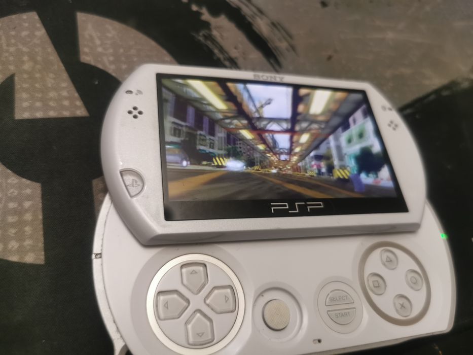 PSP-N1004 GO 2005 Г