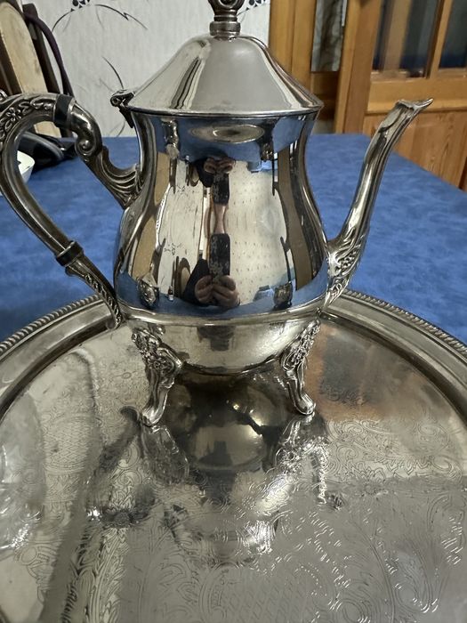 Набор посуды винтаж из четырех предметов.