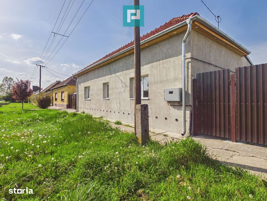 Casă renovată 4 camere si 1452 mp teren în Bătania