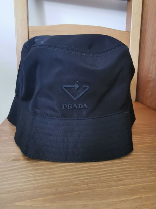 Черна шапка на PRADA