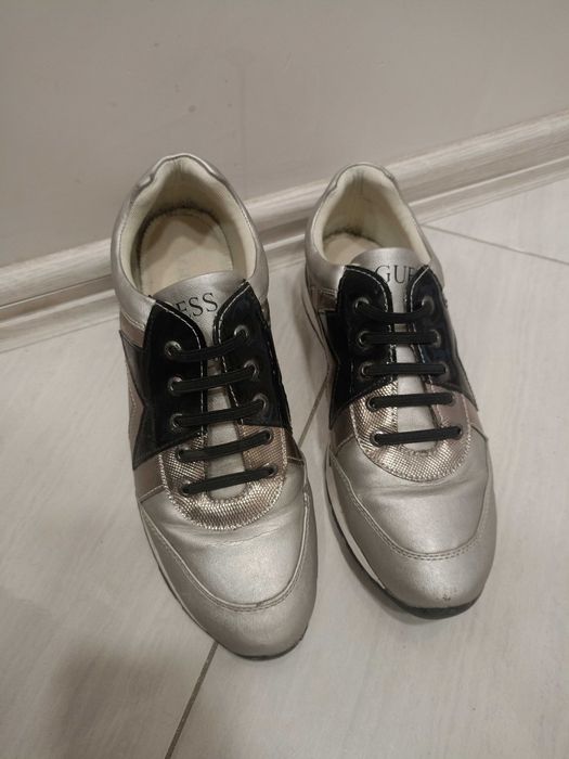 Обувки и чанти Guess