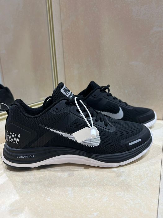 Продам новые кроссовки