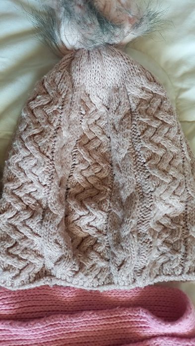 Лот от 3 бр. Шапки,  шал и ръкавици