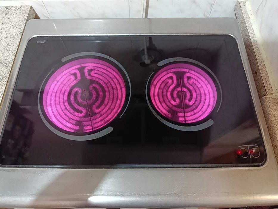 Кухненски шкафове и малка готварска печка