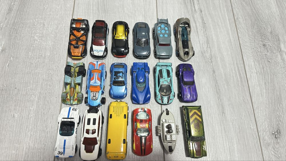 Машинки hotwheels 18 штук. Использованные.