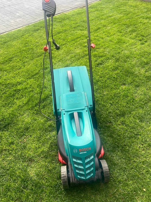Masina de tuns iarba electrica BOSCH, stare buna.
