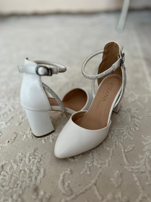 Белый блестящий туфли