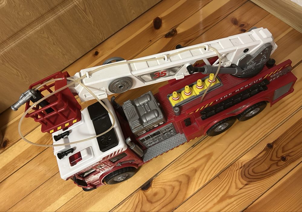 Детска играчка пожарна кола