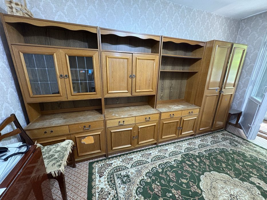 Отдам стенку, диван и стулья