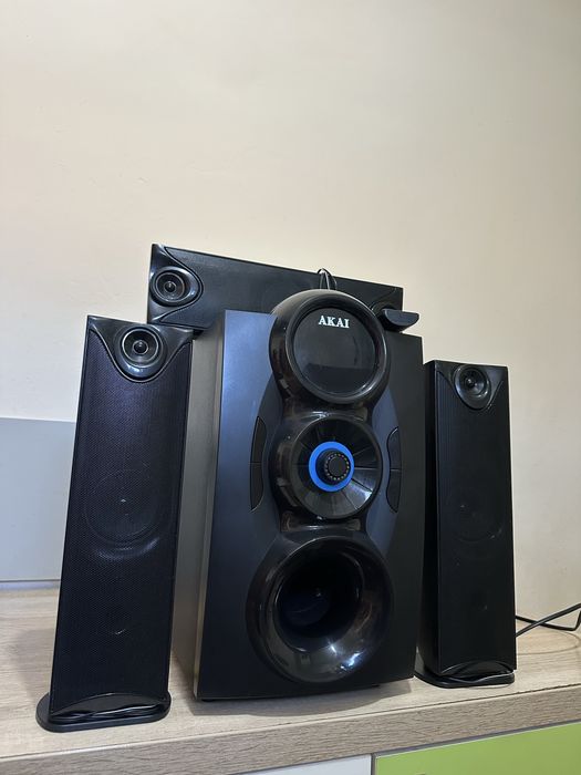 Vând sistem audio Akai SS028A-3208C, 3.1, bluetooth, radio FM negru