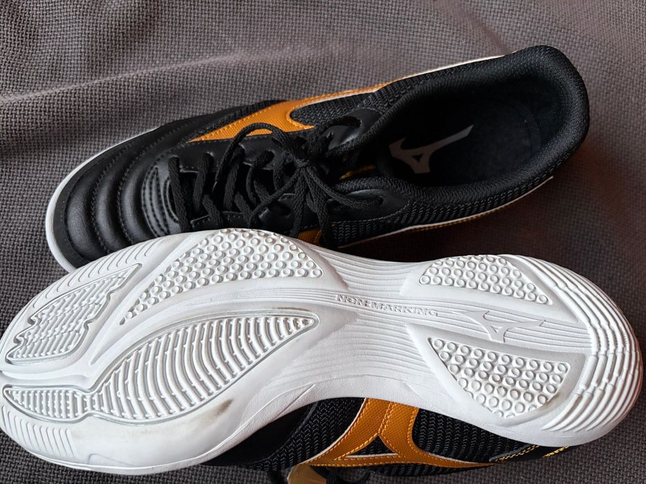 Pantofi sală Mizuno Morelia Sala Club IN negru/auriu – noi