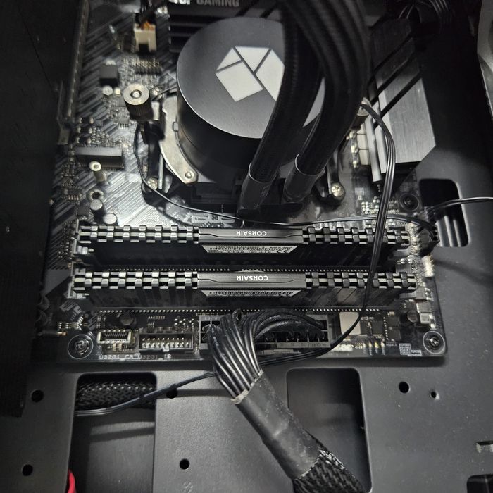 Vând calculator gaming