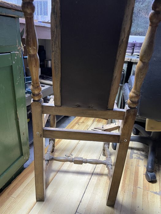 Стар автентичен дървен стол