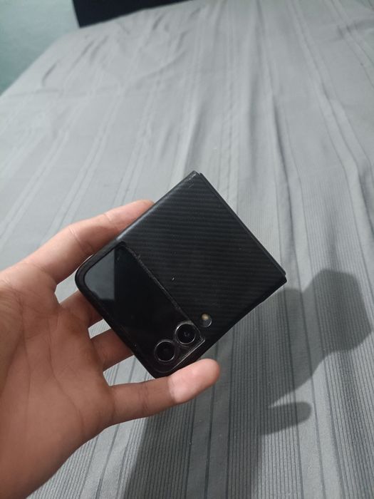 Продам Самсунг ZeT Flip 4