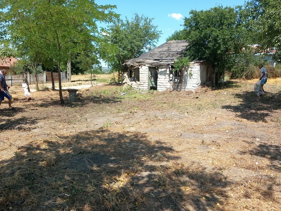 Vând teren intravilan cu casa nelocuibilă