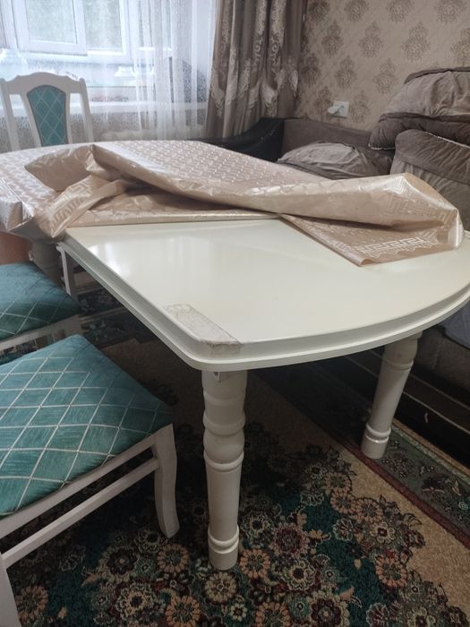 Стол со стульями