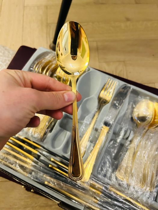 Set tacâmuri( linguri, furculițe, cuțite, tacâmuri pt servit) pt 12 persoane