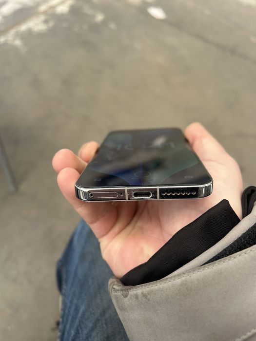 Продавам телефон Xiaomi 14