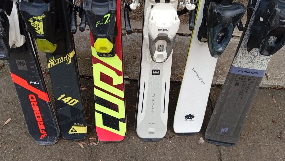 За възрастни и джуниър ски 140/142 см.