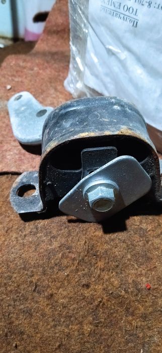 Продам заднию подушку КПП с кронштеином для 8 клаппаных моторов