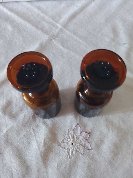 Doua sticlute vechi de farmacie  . 50 lei