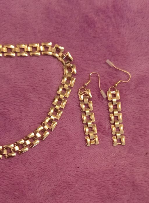 Colier și cercei auriu mari