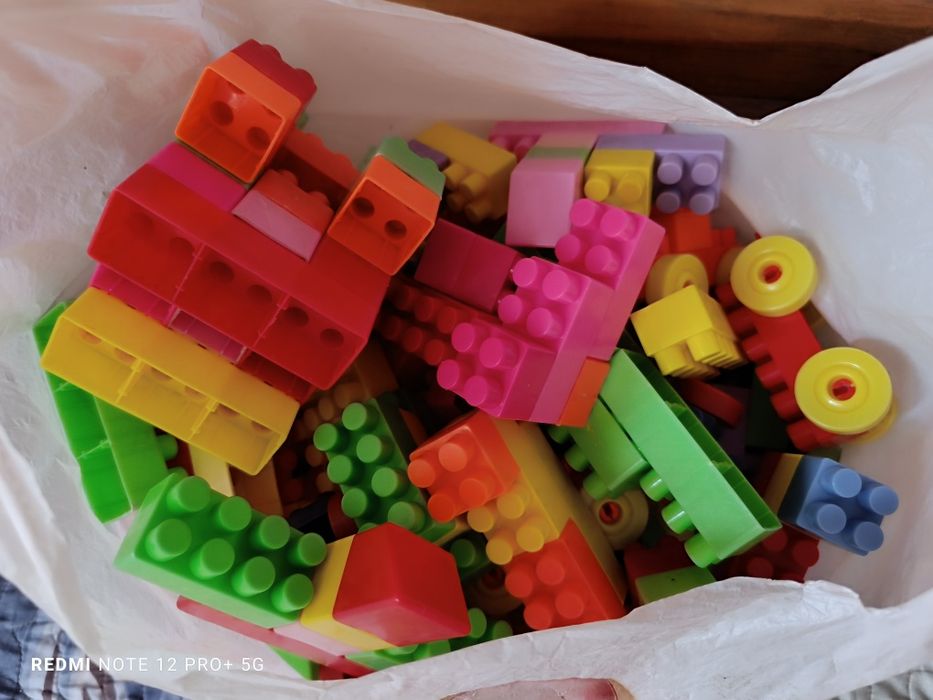 Продается Лего и шарики.