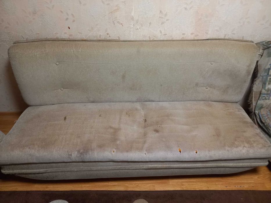 Диван и два кресла.