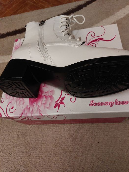 Ghete noi,imblanite, model deosebit, cutia originala