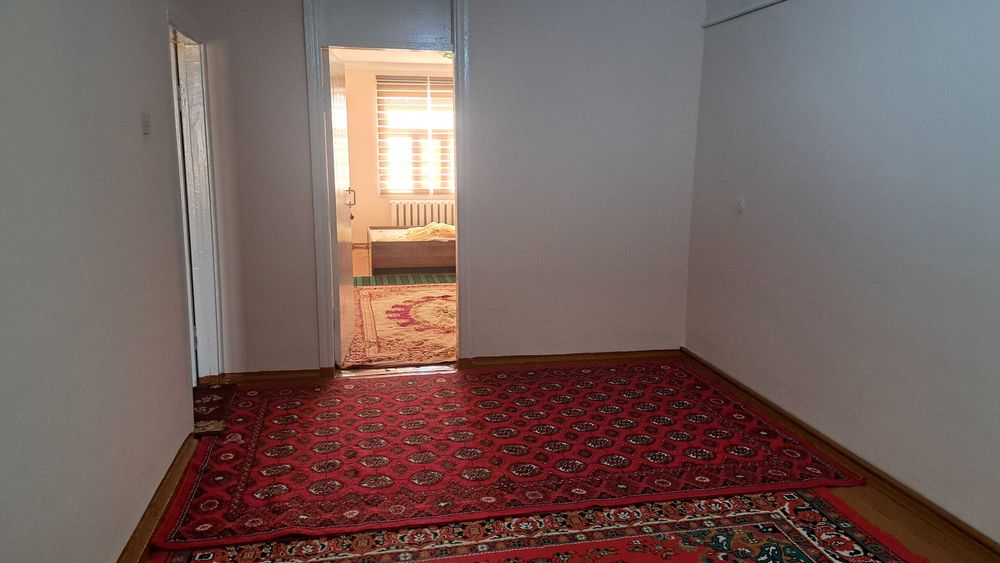 Урганч шахрида 4-этажда жойлашган 2 хонали квартира сотилади