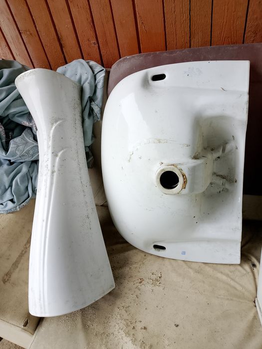 Раковина с ножкой.