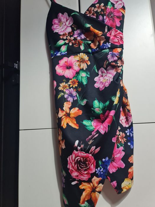 Рокля на цветя по тялото