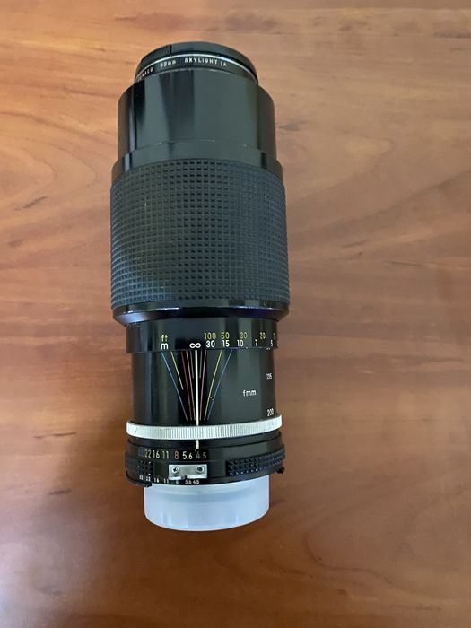 Obiectiv Zoom Nikkor 80-200 mm; 1:4,5 si Obiectiv Nikon Sigma Auto Focus 70-300 mm