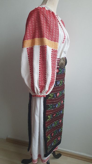REDUCERE LUNA MAI  35%! Costum popular/ie/camasa cu poale, sorturi/catrinte
