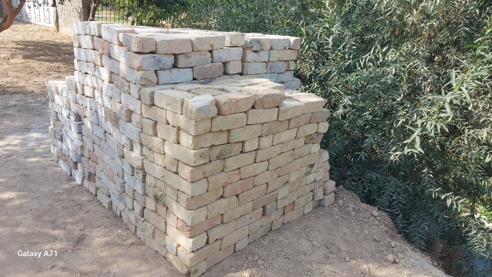 Sotiladi g'isht paltara