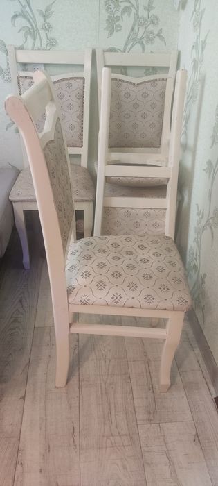 Подаю стулья деревянные с обивкой
