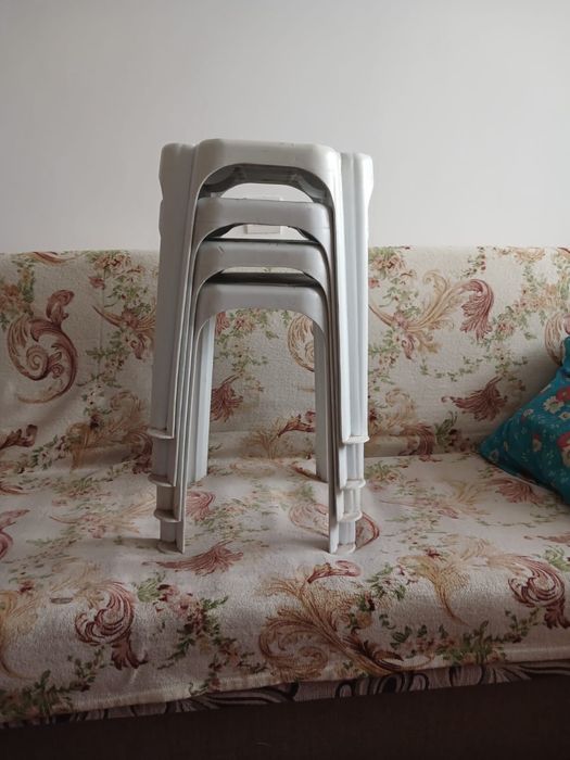 Табуретки пластиковые 4 шт