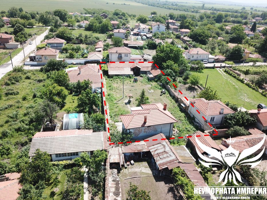 Двуетажна къща 160РЗП с голям двор 1250кв. двор в село Избеглии