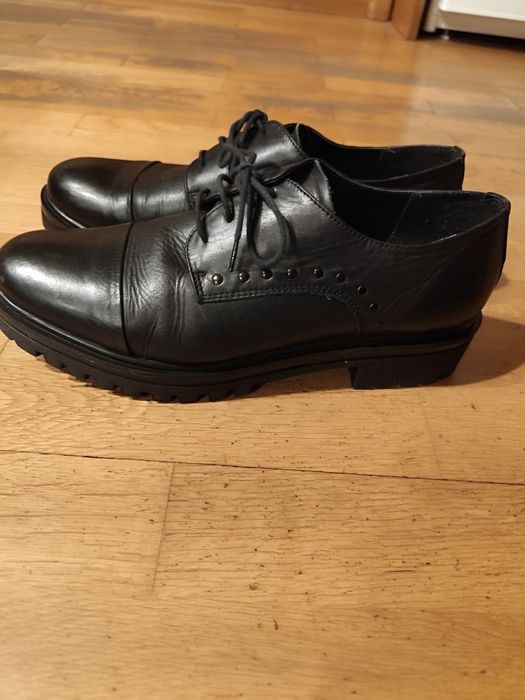 Продавам обувки от естествена кожа