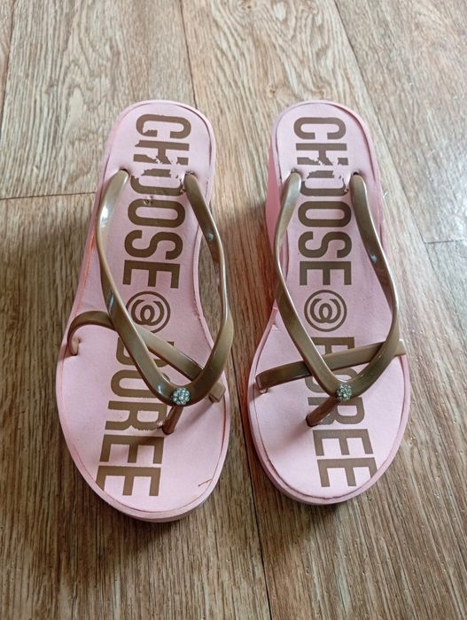 Продаются шлепанцы