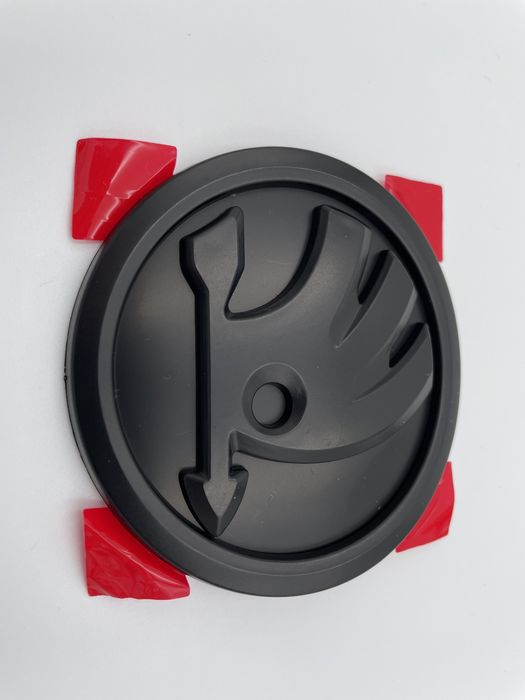 Emblema Skoda fata 90 mm negru