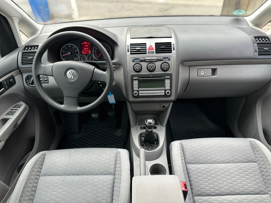 Volkswagen Touran 1.4 benzină 140 CP recent adusa din Germania